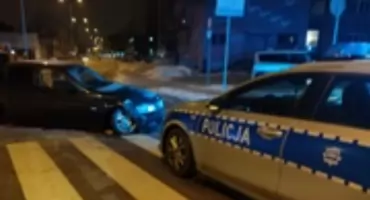 Pościg ulicami Białegostoku. Kierowca BMW rozbił auto na latarni i uciekał pieszo (WIDEO)
