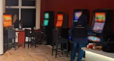 Nielegalne automaty hazardowe w Łomży. KAS zabezpieczyła 13 jednorękich bandytów