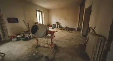 Betoniarka podczas prac wokół domu – gdzie sprawdza się najlepiej?