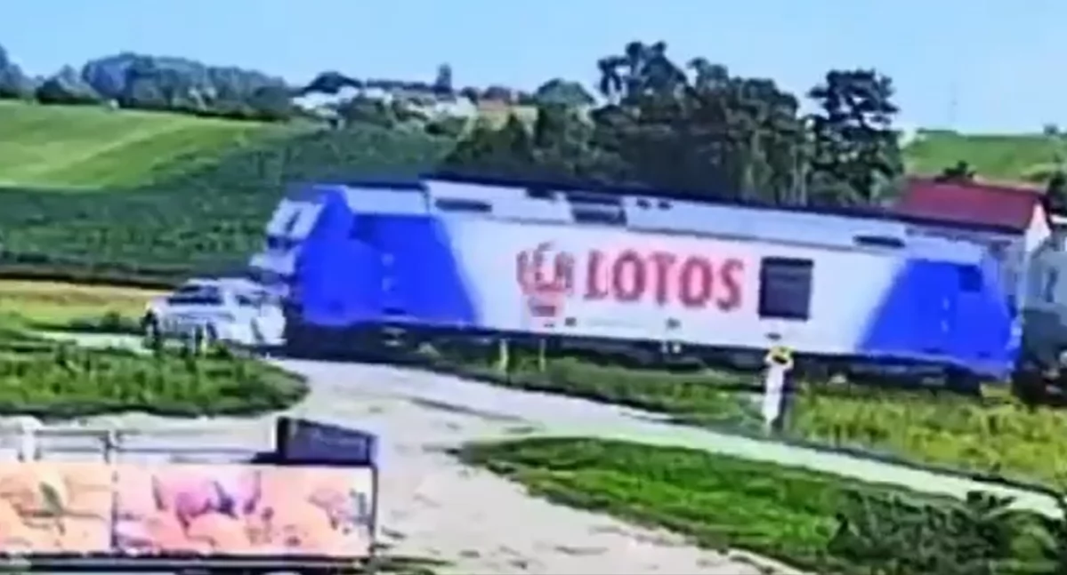 Groźne zdarzenie na przejeździe kolejowym w gminie Puńsk. Kierowca prawie zginął