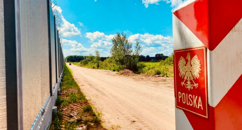 Zdjęcie zapory i słupa granicznego/ Twitter.com/ Straż Graniczna