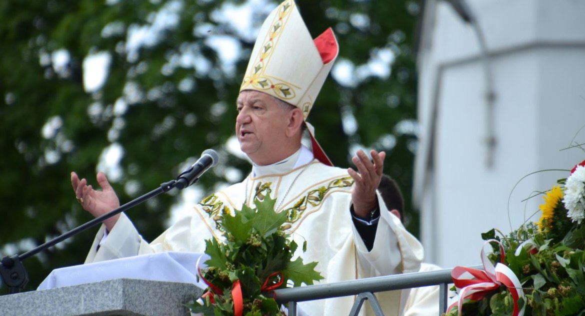 Zdjęcie Arcybiskupa Józefa Guzdka z uroczystości Bożego Ciała w Białymstoku 2022/ archibial.pl