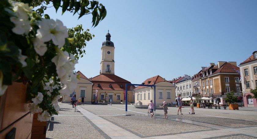 Zdjęcie bramki z mgiełką wodną na Rynku Kościuszki w Białymstoku/ Facebook/ Miasto Białystok 