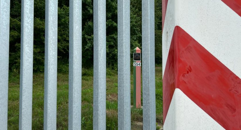 Zdjęcie zapory i słupków granicznych na granicy polsko-białoruskiej/ Twitter.com Straż Graniczna