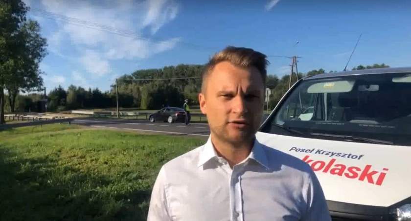 Zdjęcie posła Krzysztofa Truskolaskiego przy drodze S-19/ zrzut ekranu z Facebooka