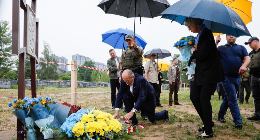 Zdjęcie ministra Zbigniewa Raua podczas składania kwiatów w Buczy na Ukrainie/ MSZ
