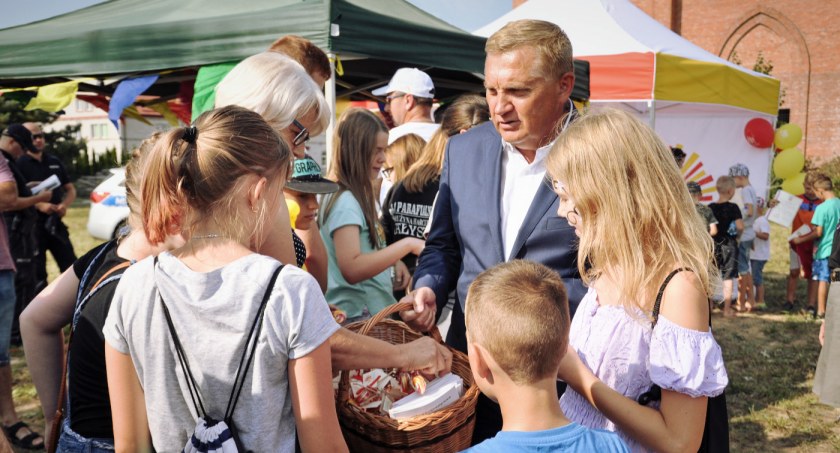 Zdjęcie prezydenta Truskolaskiego z dziećmi z festynu osiedlowego/ cas.bialystok.pl
