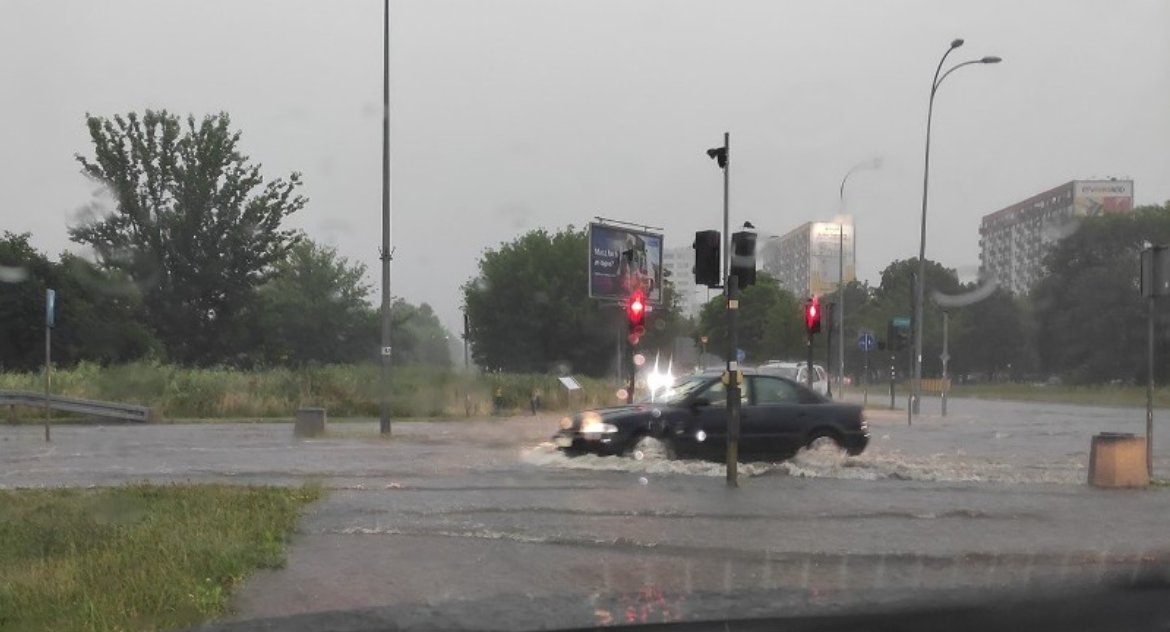 Zdjęcie zalanego skrzyżowania ulicy Piastowskiej, Miłosza i Baranowickiej w Białymstoku/ Kolizyjne Podlasie