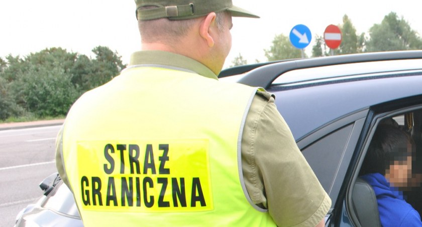 Zdjęcie strażnika granicznego z zatrzymanymi migrantami/ Twitter.com Straż Graniczna