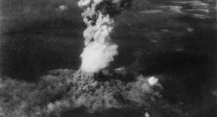 Zdjęcie grzyba atomowego po zrzuceniu bomby nad Hiroszimą/ Wikimedia Commons George R. Caron