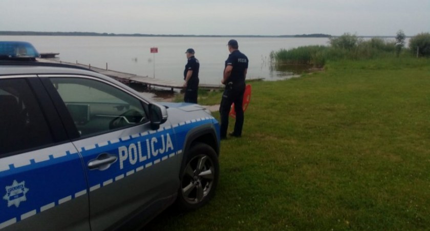 Zdjęcie poglądowe policjantów nad akwenem wodnym/ podlaska.policja.gov.pl