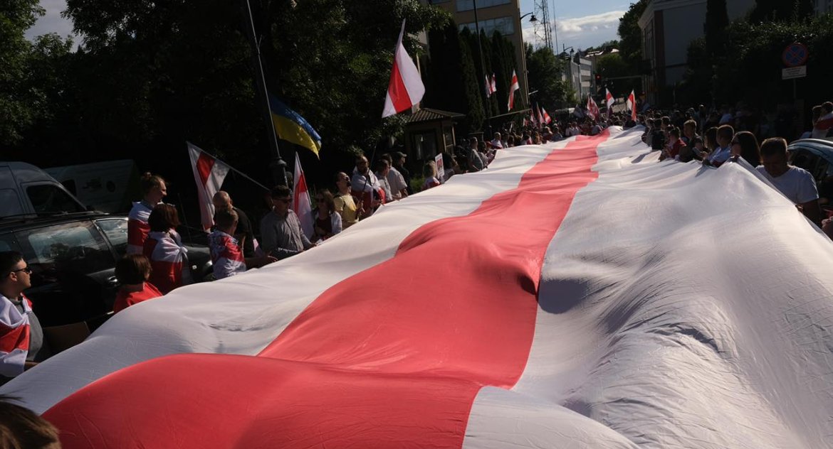 Zdjęcie z manifestacji Białorusinów pod konsulatem białoruskim w Białymstoku w II rocznicę sfałszowanych wyborów/ Miasto Białystok