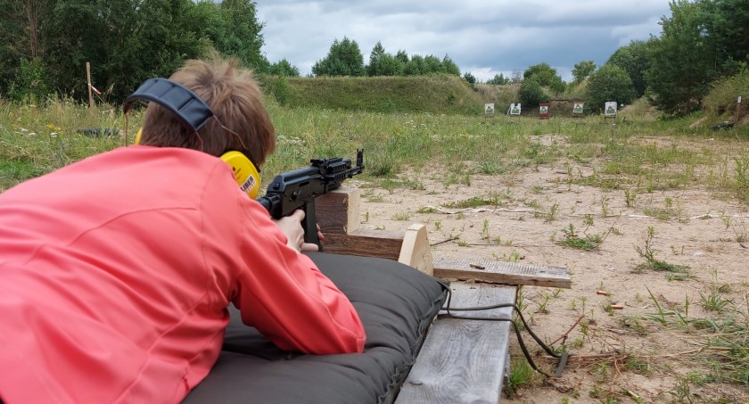 Zdjęcie mężczyzny na strzelnicy