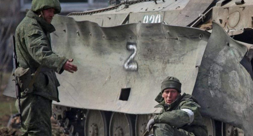 Zdjęcie żołnierzy rosyjskich przy pojeździe wojskowym/ Twitter.com GeneralStaffUA