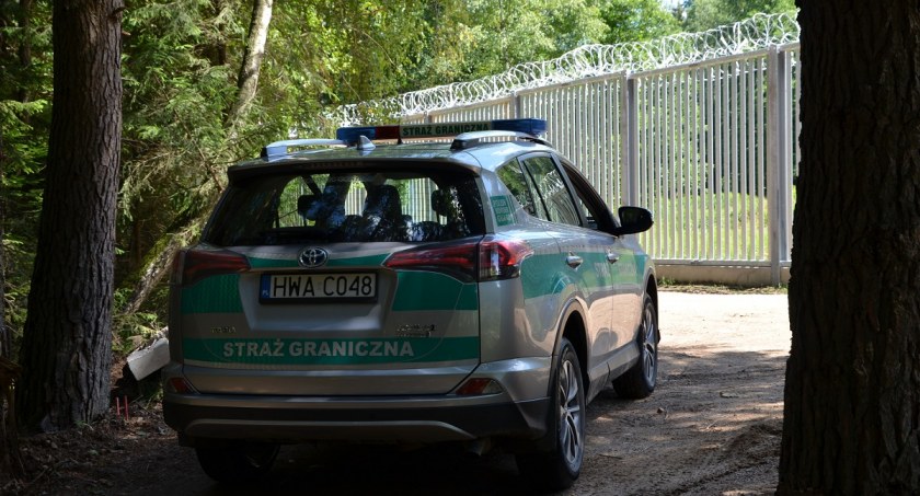 Zdjęcie pojazdu Straży Granicznej pod zaporą oddzielającą od Białorusi/ SG
