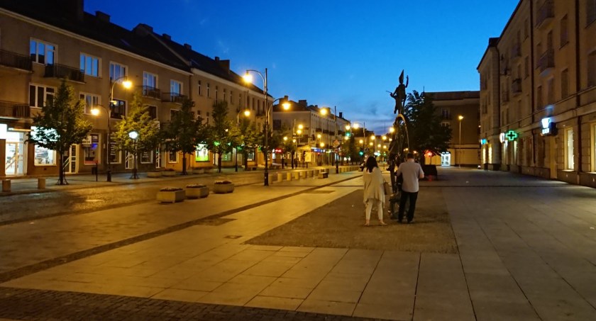 Zdjęcie ulicy Lipowej w Białymstoku wieczorem/ DDB