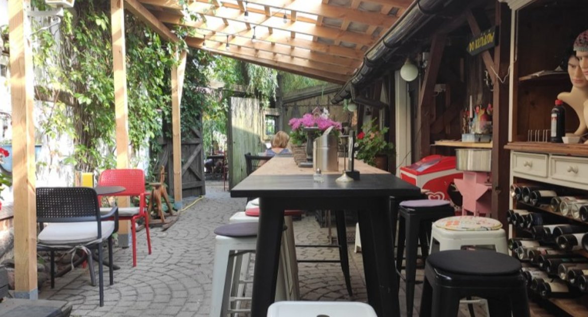Zdjęcie przedstawia wnętrze restauracji w Pluskach w województwie warmińsko - mazurskim / Foto: Piotr Walczak