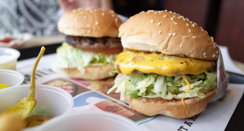 Jedną z przyczyn otyłości jest niezdrowa, a popularna wśród młodych ludzi dieta fastfoodowa / Foto: pixabay.com