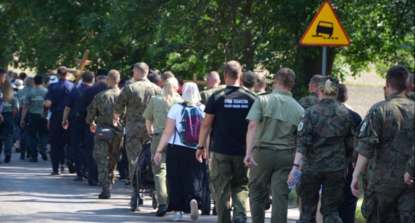Zdjęcie pielgrzymujących na Świętą Górę Grabarkę polskich mundurowych/ SG