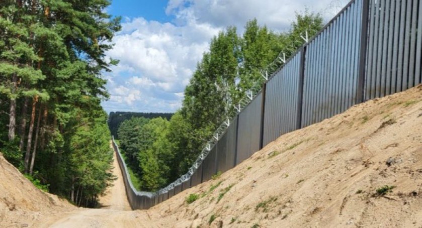 Zdjęcie zapory powstałej wzdłuż polsko - białoruskiej granicy / Foto: SG