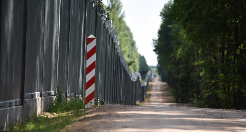 Zdjęcie zapory ze słupem granicznym na granicy polsko - białoruskiej/ Twitter.com Straż Graniczna