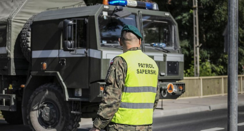 Zdjęcie żołnierza i pojazdu wojsk saperskich/ Twitter.com 16 Dywizja Zmechanizowana
