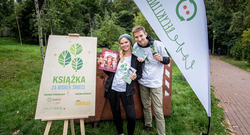 Zdjęcie młodych ludzi zachęcających do sprzątania świata