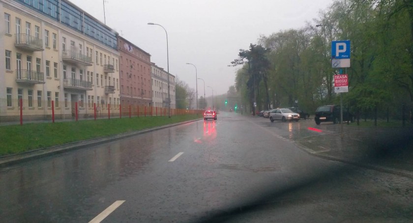 Zdjęcie ulicy Branickiego w Białymstoku w czasie deszczu/ DDB