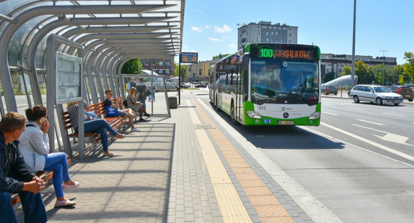 Zdjęcie autobusu linii 100 na przystanku/ bialystok.pl