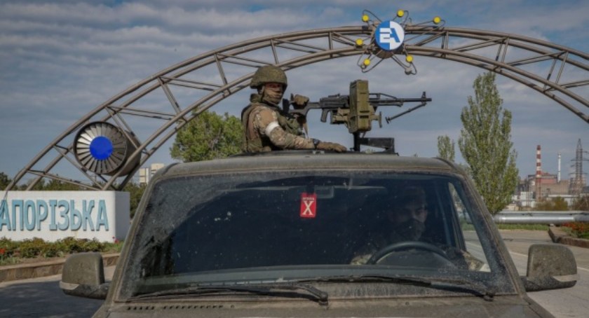 Zdjęcie rosyjskiego żołnierza przed zaporoską elektrownią atomową/ Twitter.com Ukrinform