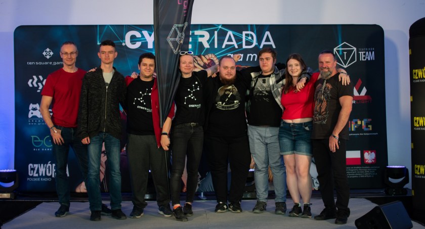 Na zdjęciu od lewej: dr Krzysztof Gawryluk (UwB), Stanisław Jakimowicz (UwB), Paweł Jarmacewicz (UwB), Karolina Sidorczuk (UwB), Paweł Malinowski (GWSP), Dominik Fidziukiewicz (UCMS), mgr Kamila Piskorz (opiekun studentów z UMCS), dr hab. Tomasz Karpiuk, prof UwB / Foto: Cyberiada