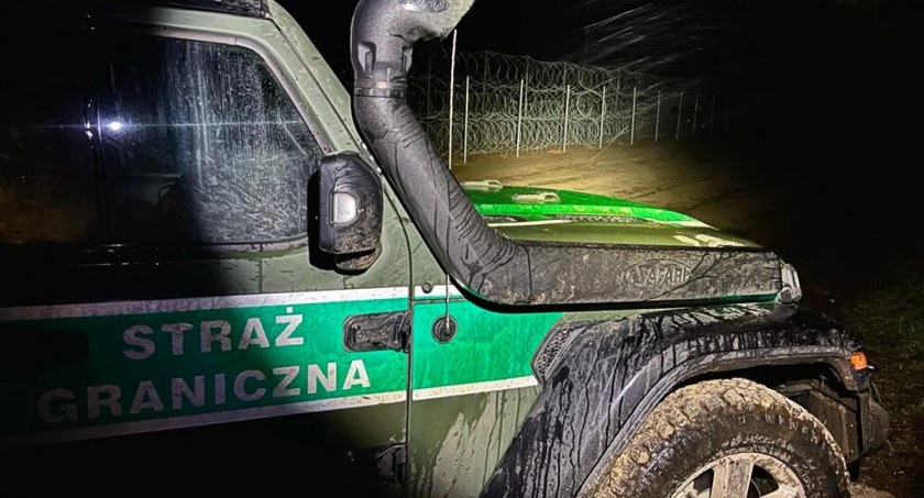 Zdjęcie pojazdu Straży Granicznej pod granicą z Białorusią/ Twitter.com Straż Graniczna