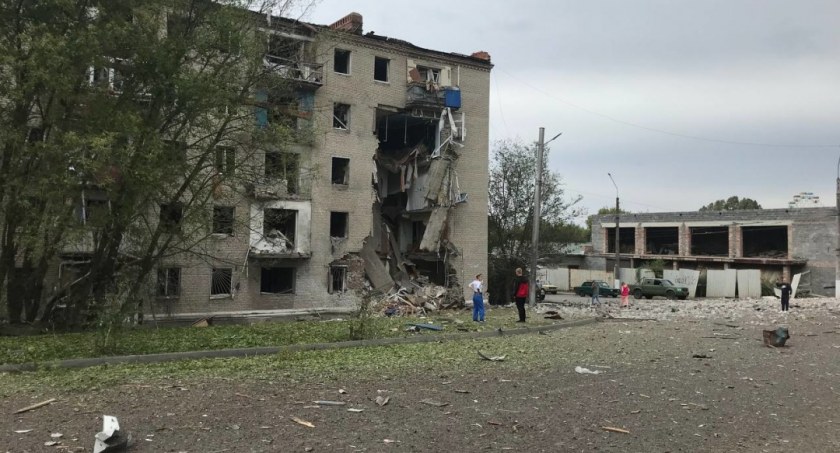 Zdjęcie ostrzelanego budynku na Ukrainie/ Twitter.com Ukrinform
