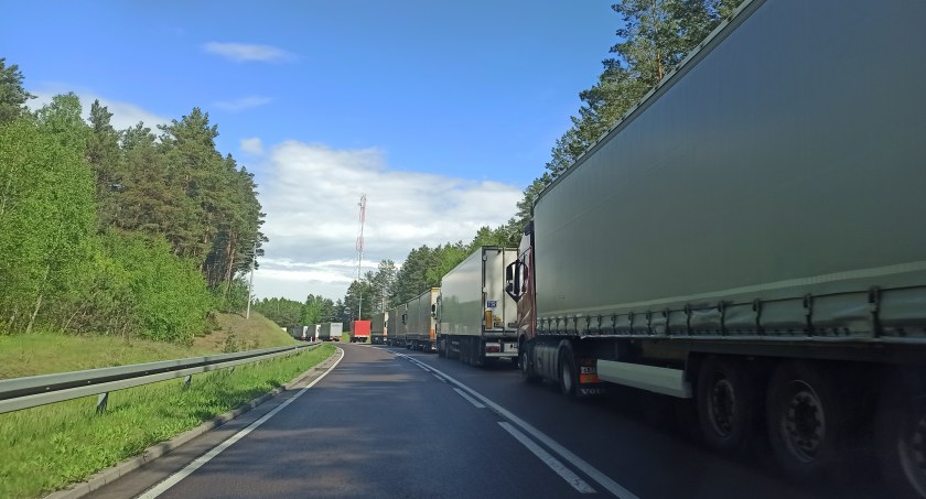 Zdjęcie kolejki TIR-ów czekających do odprawy granicznej w Bobrownikach/ DDB