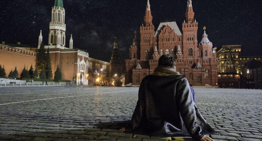 Zdjęcie mężczyzny siedzącego na Placu Czerwonym w Moskwie/ Pixabay.com