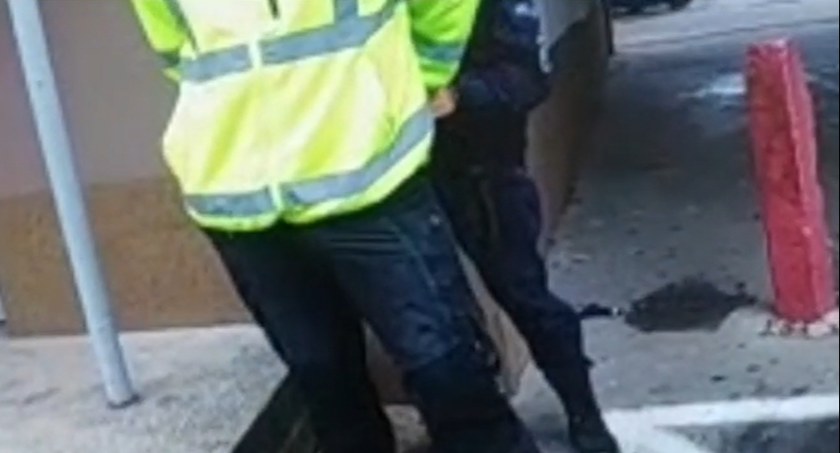 Zdjęcie policjanta i zatrzymanego po pościgu mężczyzny/ KMP Białystok