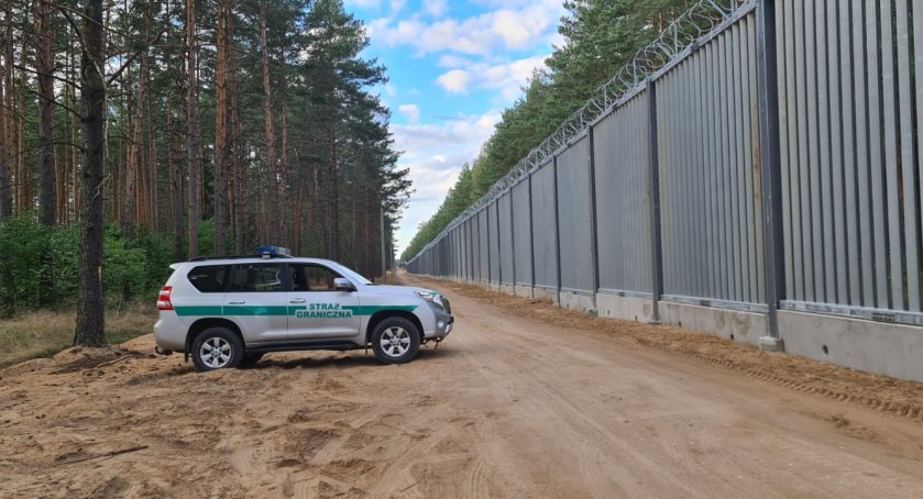 Zdjęcie wozu straży granicznej przed wybudowaną barierą / Foto: SG