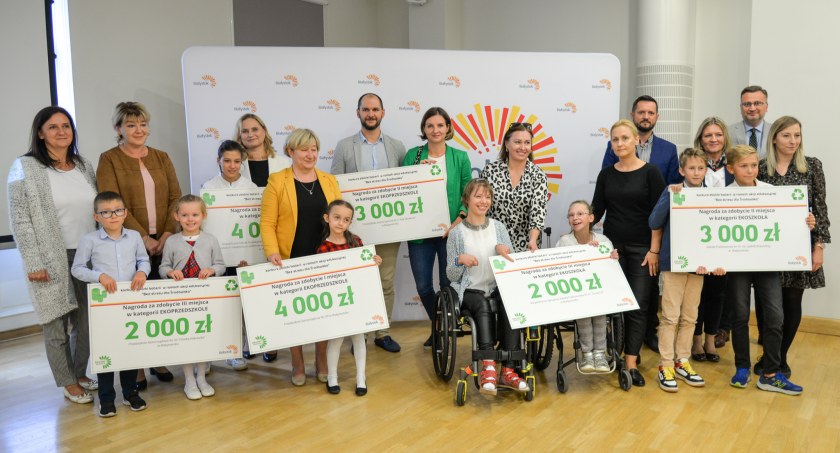 Zdjęcie przedstawicieli zwycięskich placówek / Foto: UM Białystok