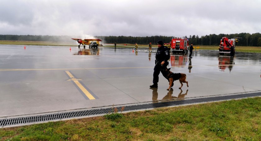 Zdjęcie z akcji ratowniczej na lotnisku Krywlany - ćwiczenia/ podlaska.policja.gov.pl