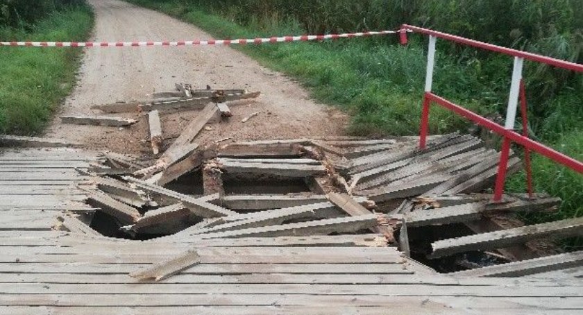 Zdjęcie zniszczonego mostku w Kolonii Gaj