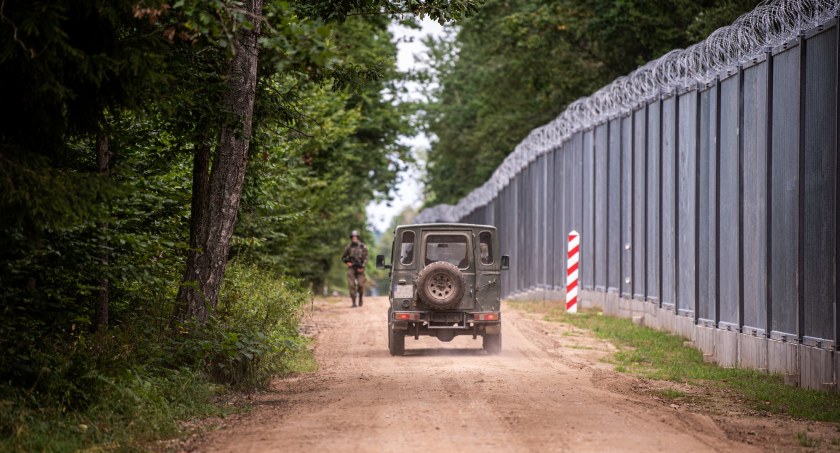 Zdjęcie samochodu wojskowego pod zaporą na granicy polsko - białoruskiej/ Twitter.com 16 Dywizja Zmechanizowana