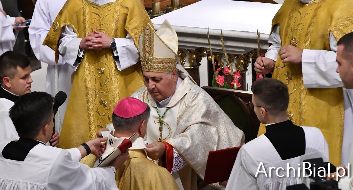 Zdjęcie z momentu nałożenia paliusza na ramiona abp. Józefa Guzdka/ archibial.pl