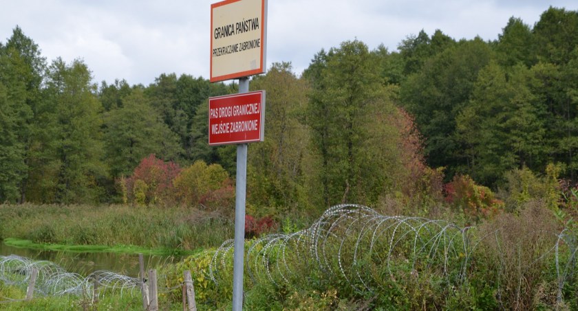 Zdjęcie znaków granicznych na granicy polsko - białoruskiej/ SG