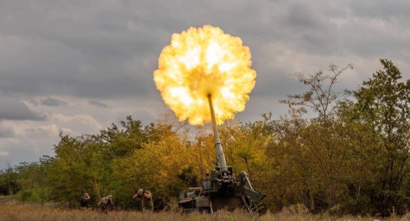 Zdjęcie strzelających dział sił zbrojnych Ukrainy/ Twitter.com Defense of Ukraine