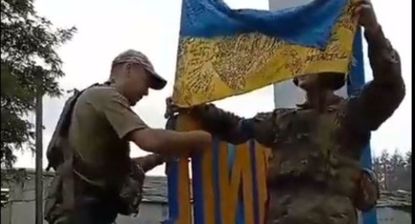 Zdjęcie ukraińskich żołnierzy zawieszających ukraińską flagę w Łymaniu/ zrzut ekrany z Twitter.com Defense of Ukraine