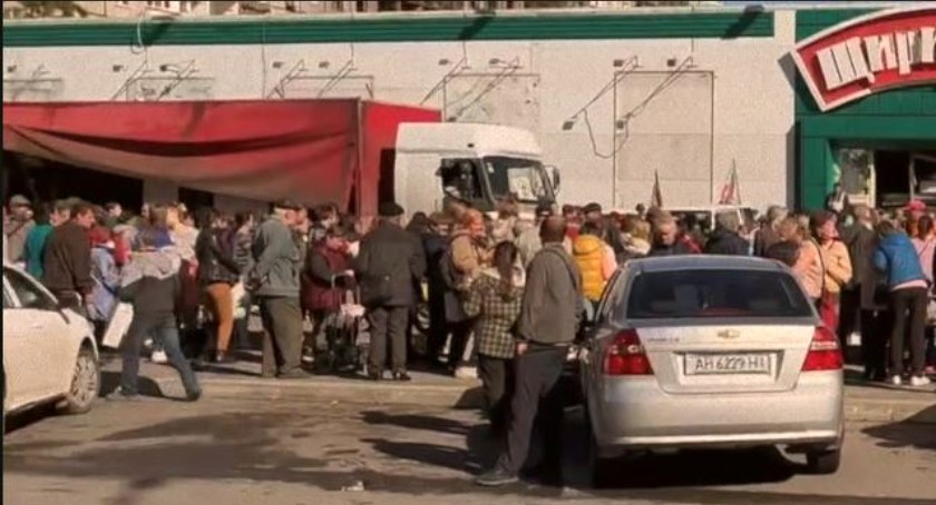 Zdjęcie mieszkańców Mariupola stojących w kolejce po jedzenie z pomocy humanitarnej/ Telegram