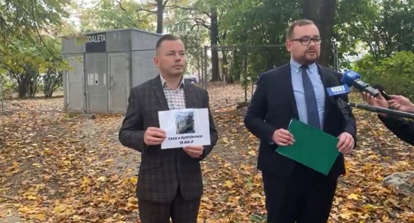 Zdjęcie radnego Henryka Dębowskiego i wicemarszałka województwa Sebastiana Łukaszewicza pod budowanym szaletem miejskim/ zrzut ekranu z Facebook.com