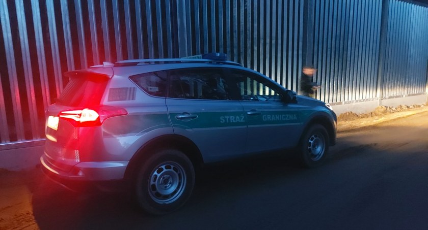 Zdjęcie pojazdu Straży Granicznej pod zaporą oddzielającą od Białorusi/ SG