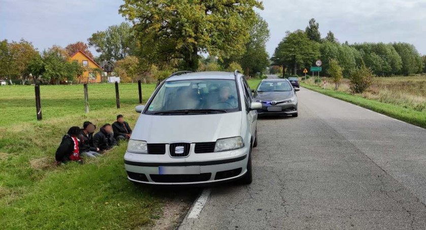 Zdjęcie zatrzymanych nielegalnych migrantów i przewożących ich przemytników/ SG