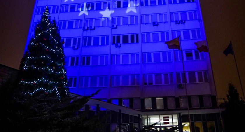Zdjęcie budynku Urzędu Miejskiego w Białymstoku podświetlonego w barwy UE/ bialystok.pl
